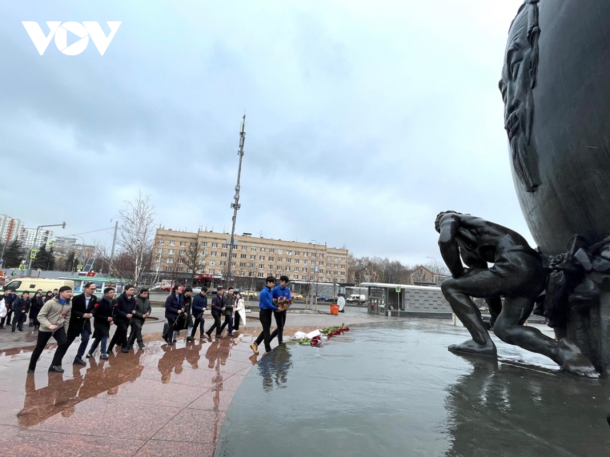 Vietnamese youth offer flowers at Ho Chi Minh Monument in Russia